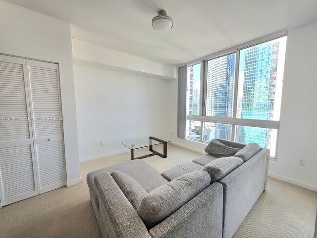 Foto del edificio - 300 S Biscayne Blvd