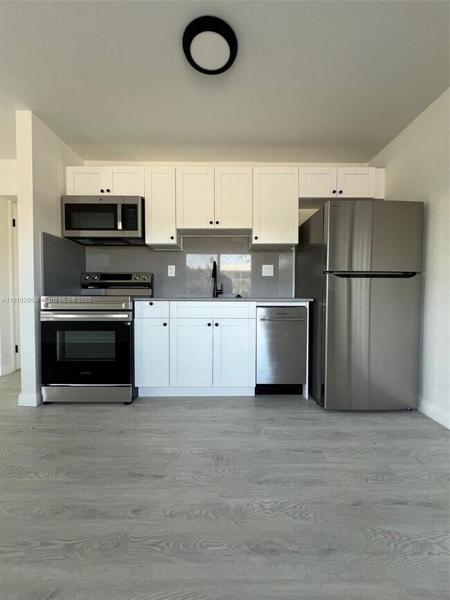 Foto del edificio - 1831 NE 56th St
