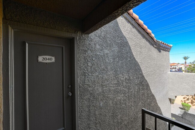 Foto del edificio - CHARMING 1 BEDROOM 1 BATHROOM CONDO IN DES...