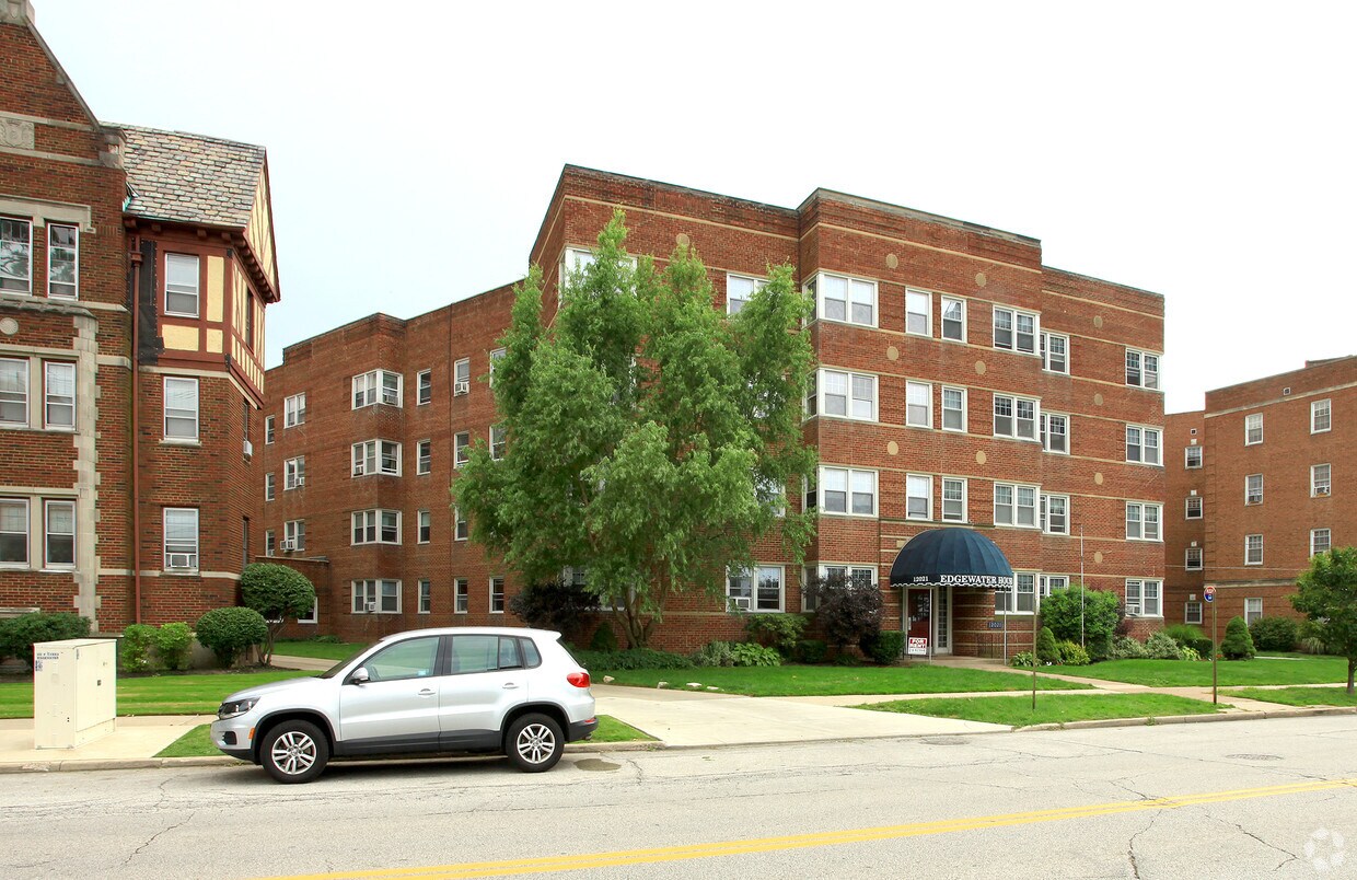 Edgewater House Apartments in Lakewood, OH