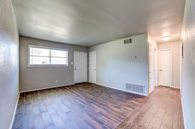 Building Photo - 2 Bed 1 Bath Duplex - Remodeled!