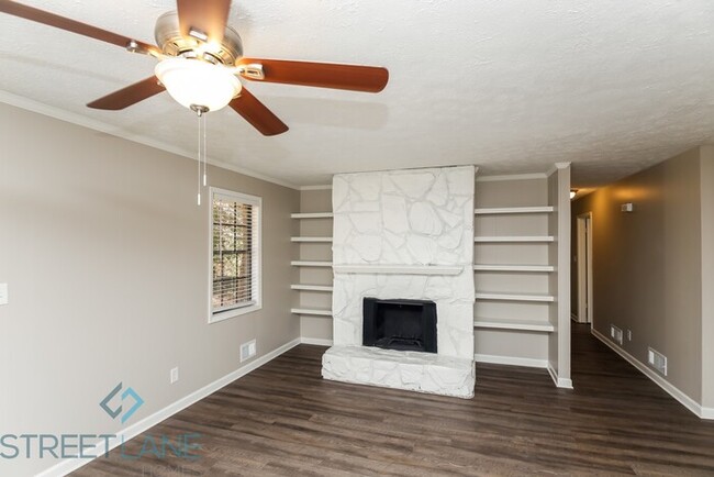 Building Photo - Now offering the first full month free!