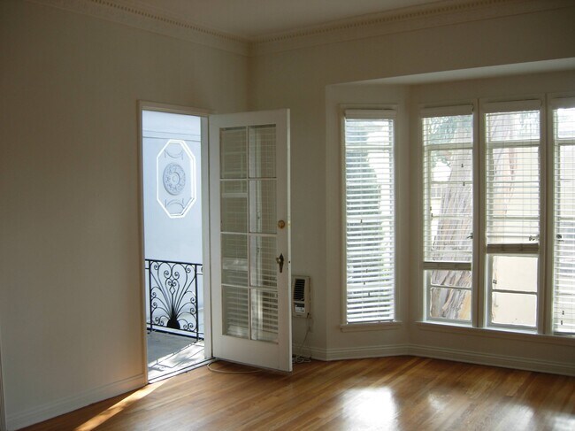 Livingroom w/ Balcony - 1400 N Laurel Ave