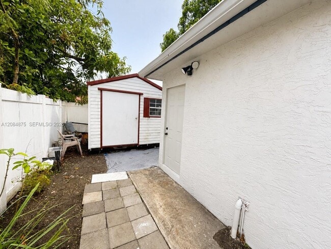 Building Photo - 970 SW 80th Ave