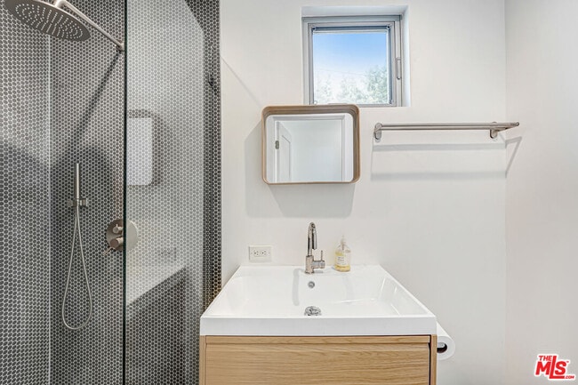 Building Photo - 2725 1/2 Dalton Ave