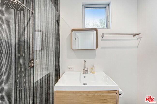 Foto del edificio - 2725 1/2 Dalton Ave