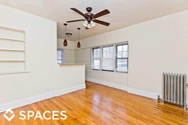 Building Photo - bedroom in Chicago IL 60630