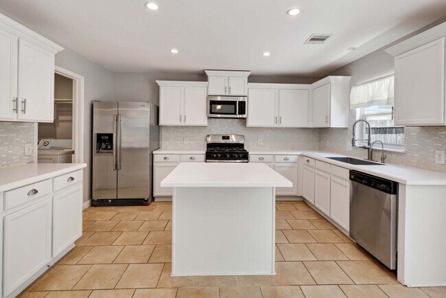 Building Photo - 7711 Parkwood Way