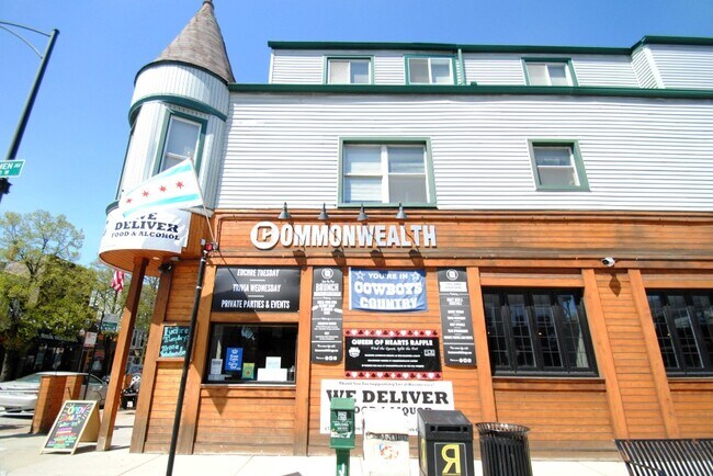 Building Photo - 2000 W Roscoe St