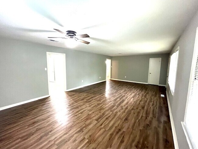Building Photo - Nice 4 Bedroom 2 bathroom house in North L...