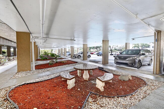 Foto del edificio - 8030 Hampton Blvd