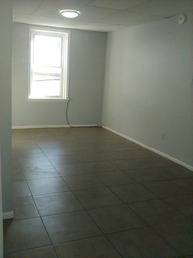 Foto del edificio - 594 Roosevelt Ave