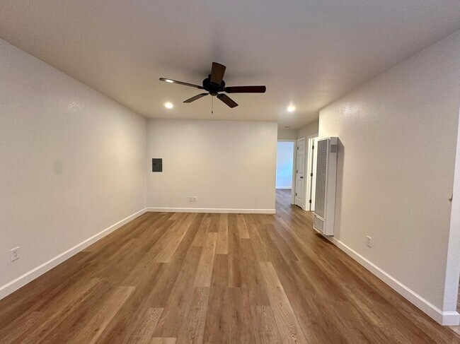Foto del edificio - 443 E L St