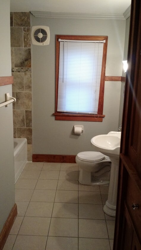 Bath - 637 S 7th Ave