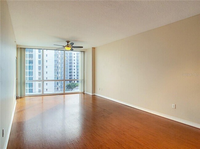 Foto del edificio - 322 E Central Blvd