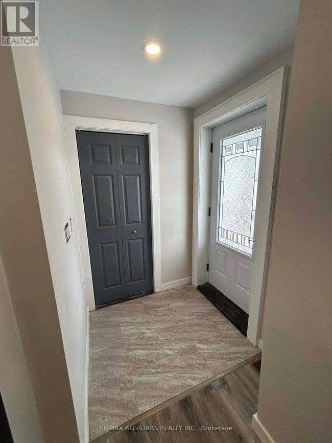 Building Photo - 56 Elgin St