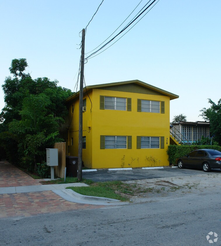 Building Photo - 718 SE 12th Ct