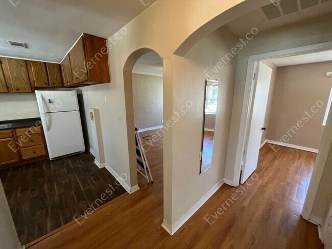 Building Photo - 5601 Belaire Dr