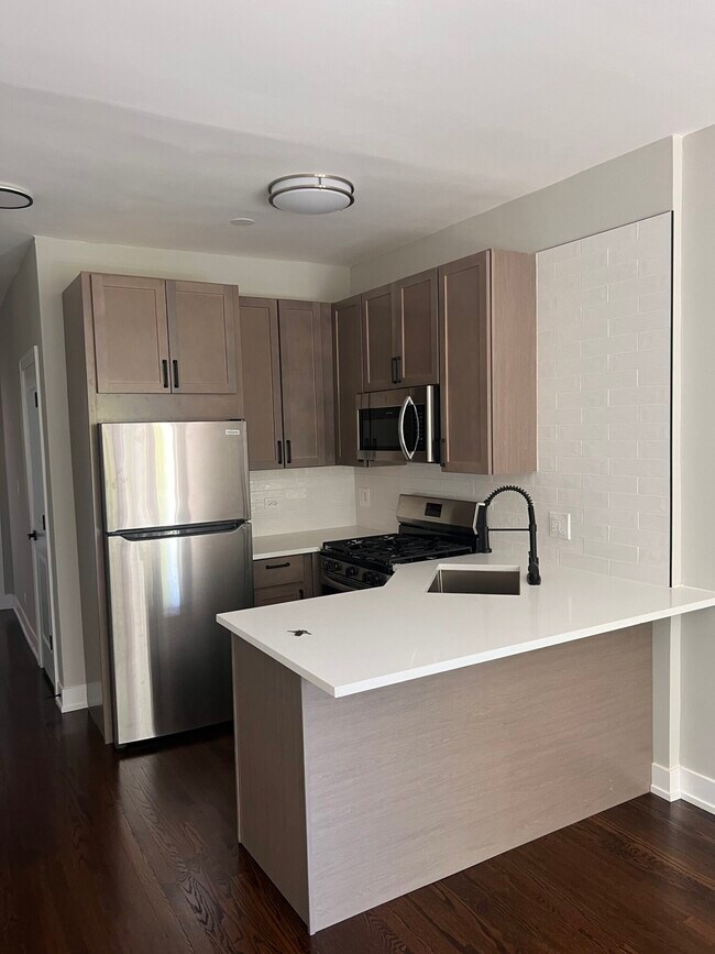Building Photo - 2820 W Dickens Ave