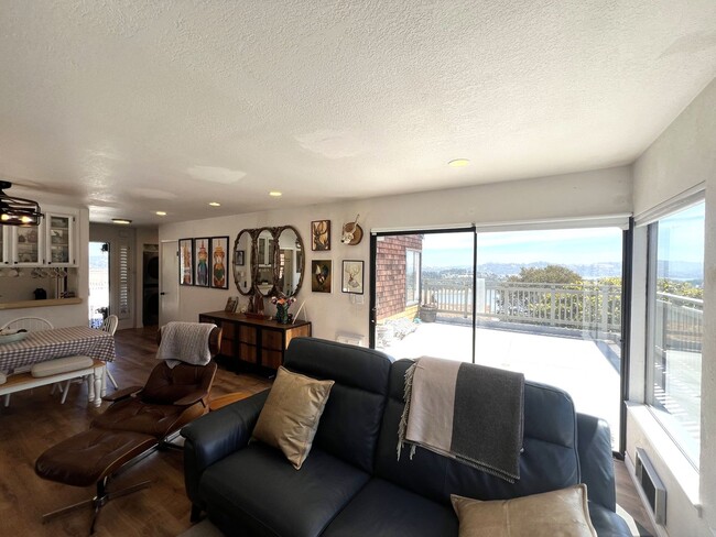 Building Photo - ONE LEVEL ONE BEDROOM TOP-UNIT CONDO IN HE...