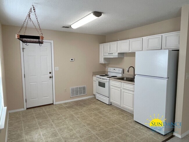 Foto del edificio - Cozy 2-Bedroom Duplex in Navarre - Close t...