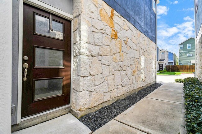 Building Photo - 5435 Cuerta St