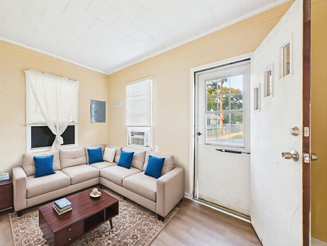 Building Photo - Charming Cottage Available now!
