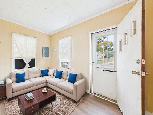 Foto del edificio - Charming Cottage Available now!