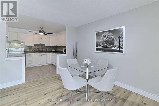 Photo du bâtiment - 1016 Falgarwood Dr