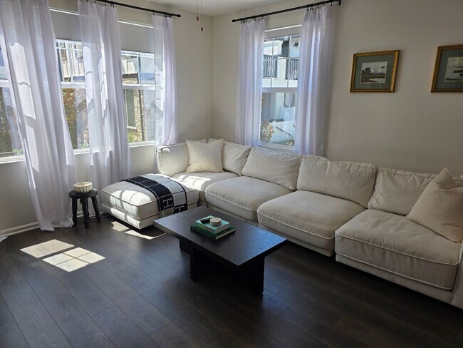 Building Photo - Gorgeous new townhome in West Murrieta wit...