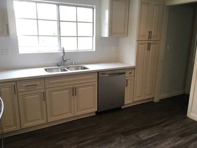 Building Photo - 3 Bedroom 2.5 Bath Condo in Monterey Park ...