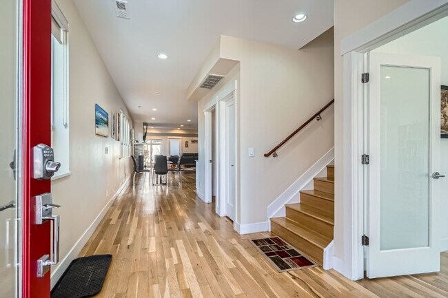 Foto del edificio - Available July! Spacious 3-Bedroom Townhouse with 3.5 Baths in Vibrant Sloans Lake!