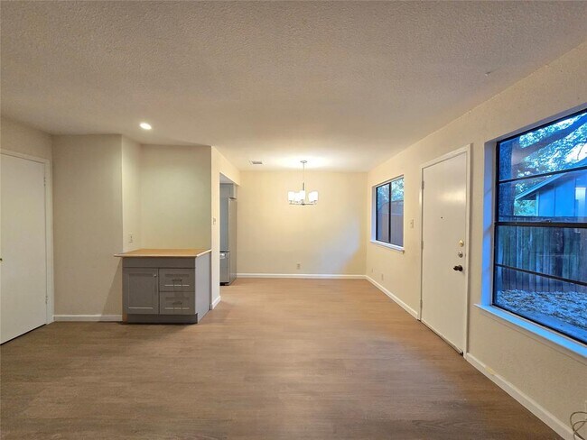 Building Photo - 1305 Dobie Dr