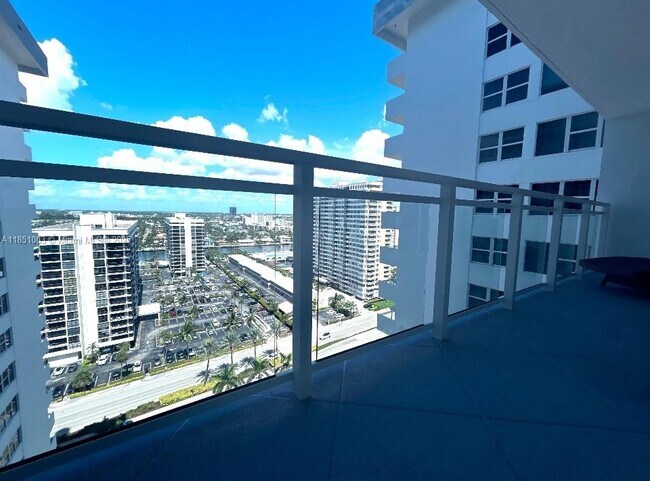 Building Photo - 2030 S Ocean Dr