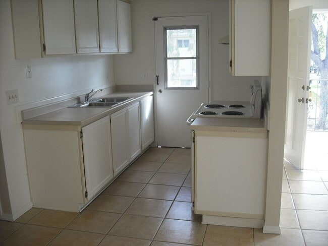 Building Photo - Move Right In - Nicely upgraded single story condo