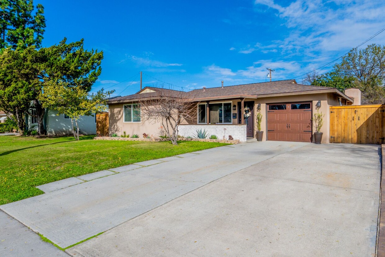 Foto principal - Gorgeous Remodeled 3 Bed 2 Bath Fullerton ...