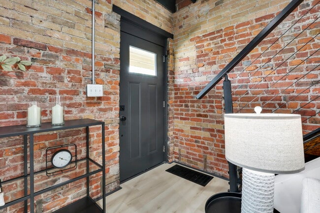 Building Photo - 1010 Bruck St