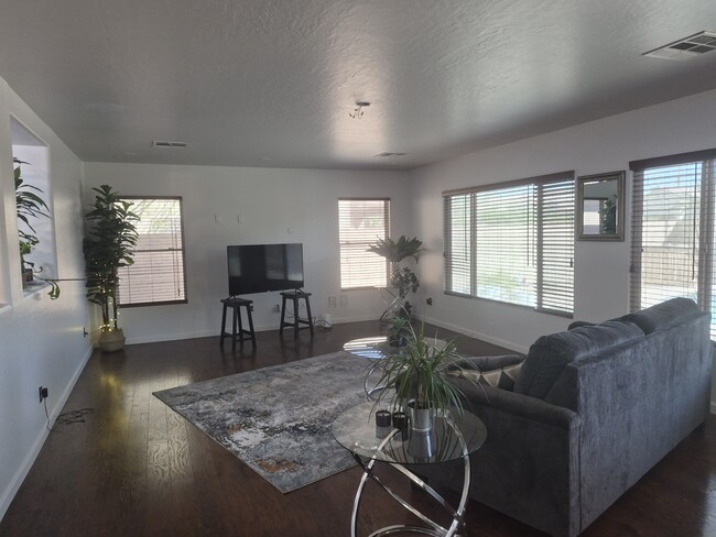 Building Photo - 3061 E Mineral Park Rd