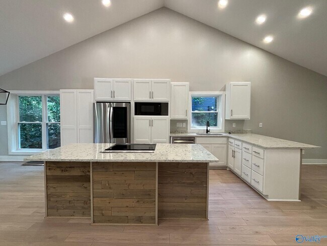 Foto del edificio - 245 Pine Ridge Rd