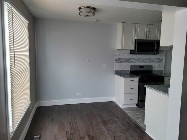 Foto del edificio - 362 Farmingdale Cir
