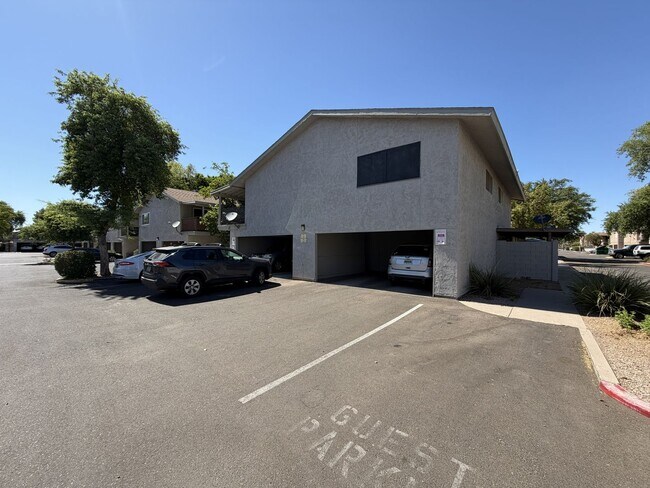 Foto del edificio - 2 bed 1 bath TH - Move in Special $700 off First Months Rent