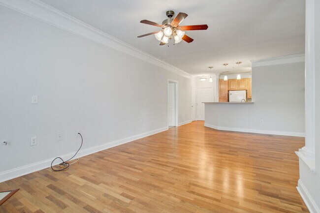 Foto del edificio - 1025 Riverland Woods Pl