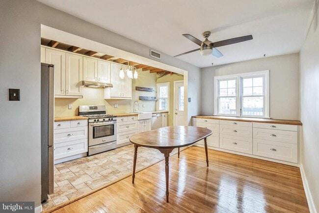 Foto del edificio - 3434 Ainslie St