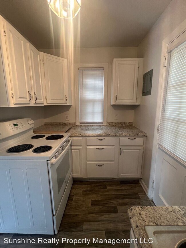 Building Photo - 2 br, 1 bath House - 1400 Roslyn Dr Unit 15-A