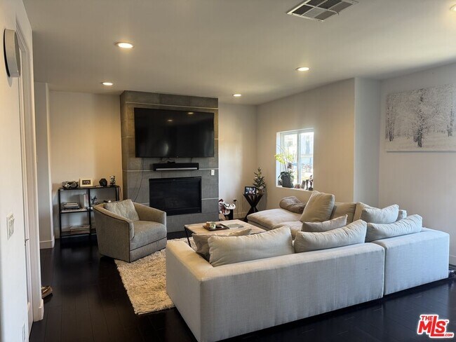 Foto del edificio - 1739 S Barrington Ave