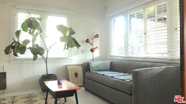 Foto del edificio - 2417 Walgrove Ave