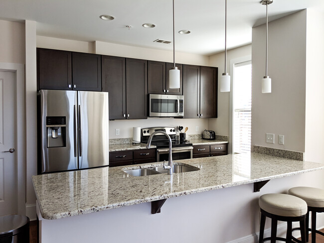 Large island and granite countertops - 700 Finsbury St.