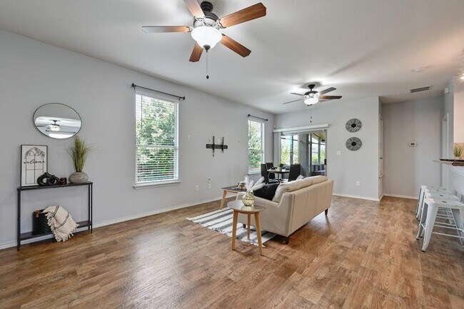 Foto del edificio - 451 New Bridge Dr