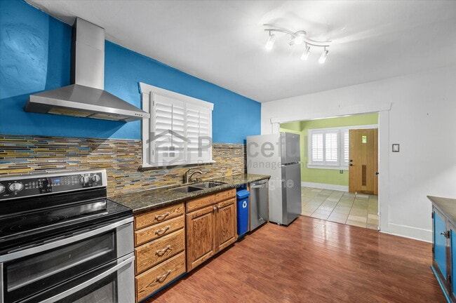 Building Photo - 662 E Redondo Ave