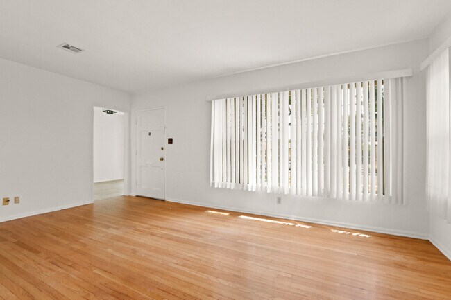 Foto del edificio - 5107 Enfield Ave